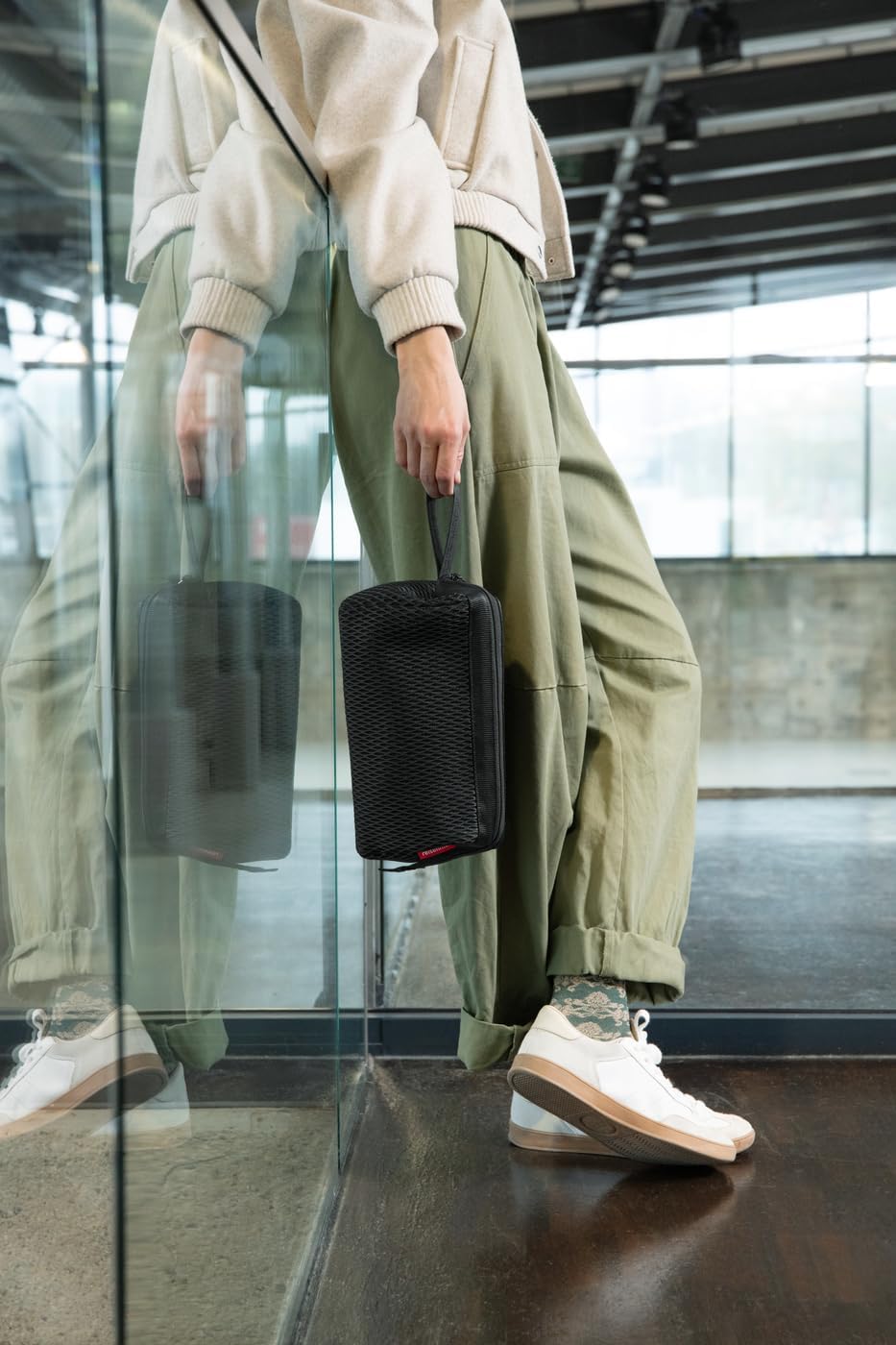 reisenthel travelcosmetic Strong Robust and Practical Travel Cosmetic Bag, Hand Strap, Water-Repellent Material, Glossy Dots Black, Einheitsgröße, Casual