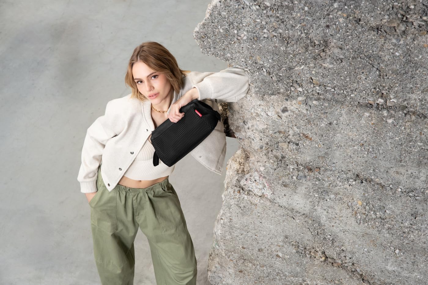 reisenthel travelcosmetic Strong Robust and Practical Travel Cosmetic Bag, Hand Strap, Water-Repellent Material, Glossy Dots Black, Einheitsgröße, Casual