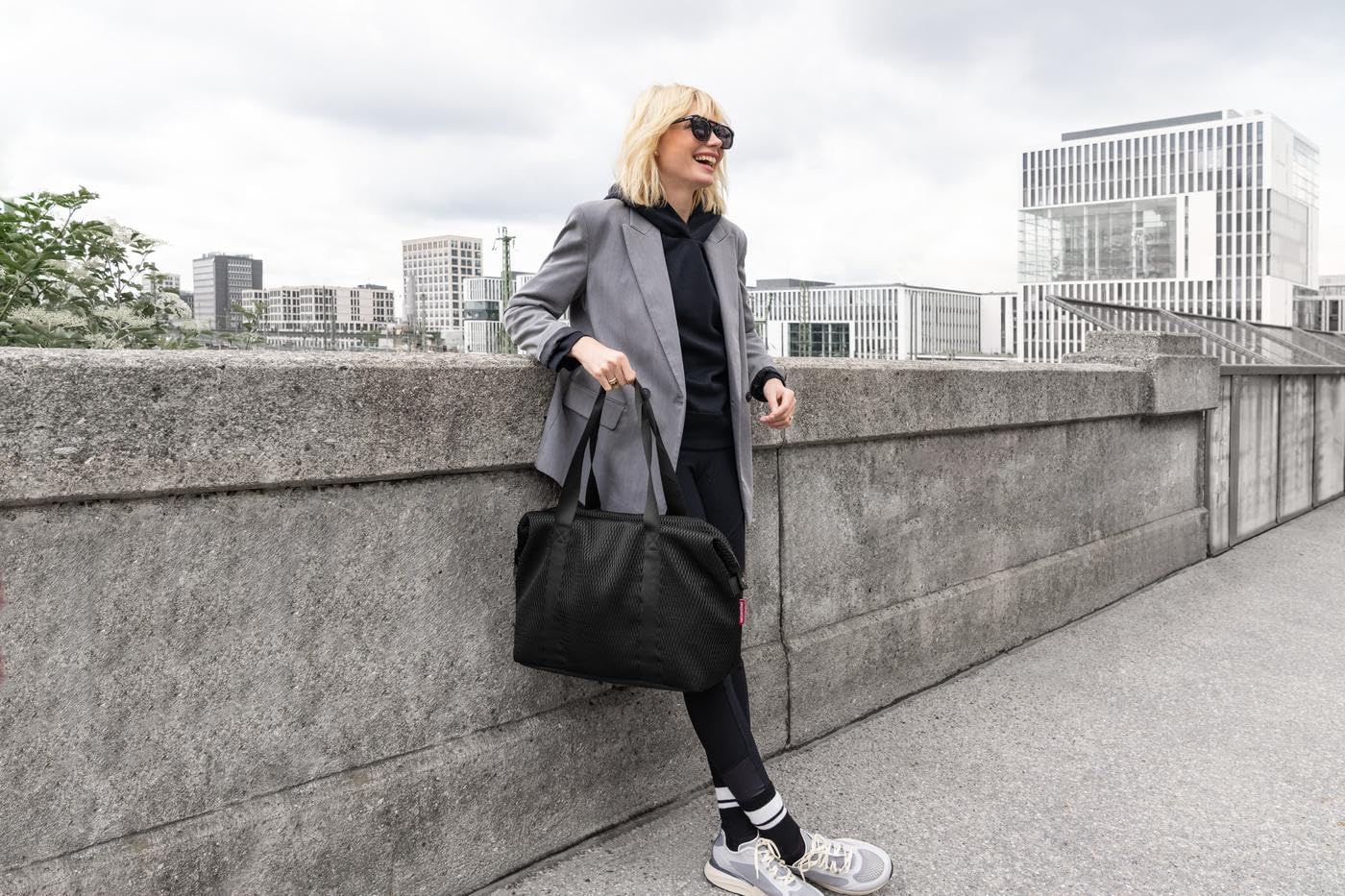 reisenthel extralite Weekender M - Sports Duffel Bag, Travel Bag, Carry-on, Ryanair Approved, Extra Light, 28L