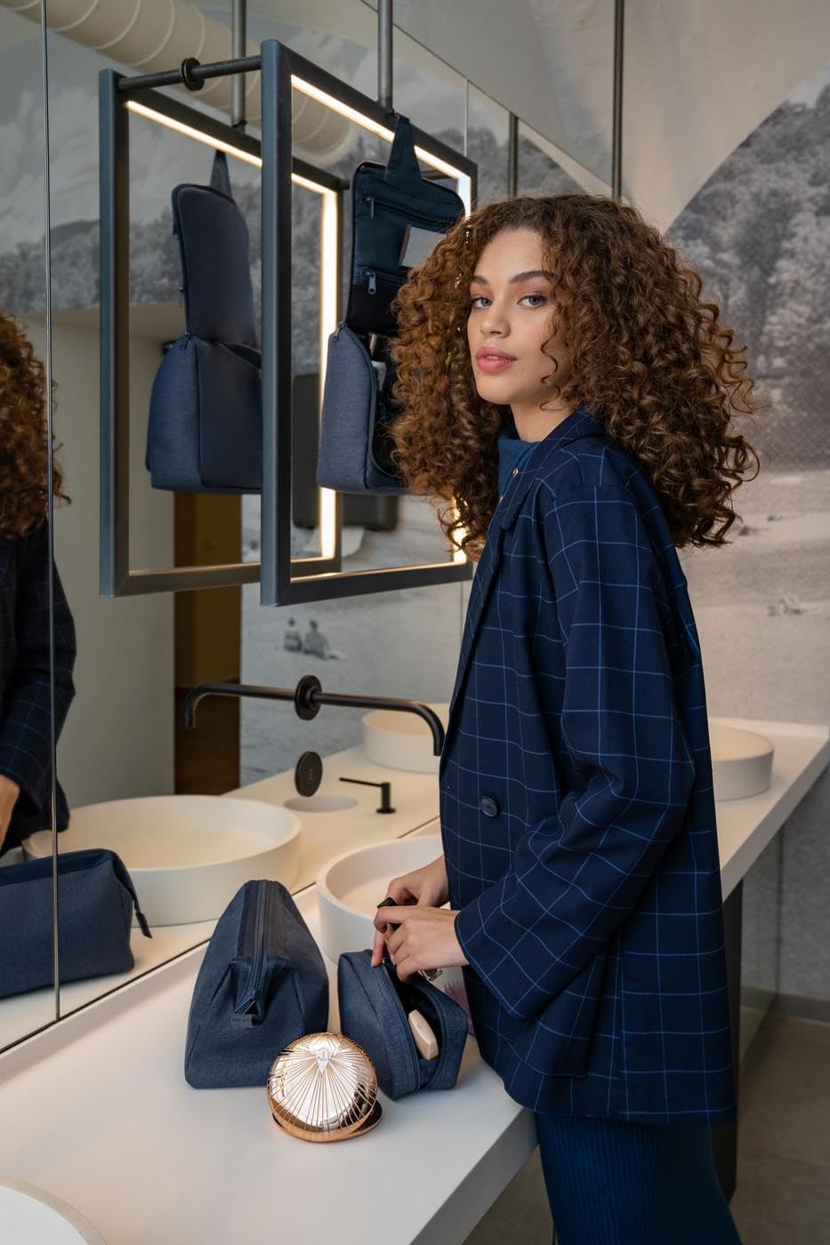 reisenthel travelcosmetic Strong Robust and Practical Travel Cosmetic Bag, Hand Strap, Water-Repellent Material, Glossy Dots Black, Einheitsgröße, Casual