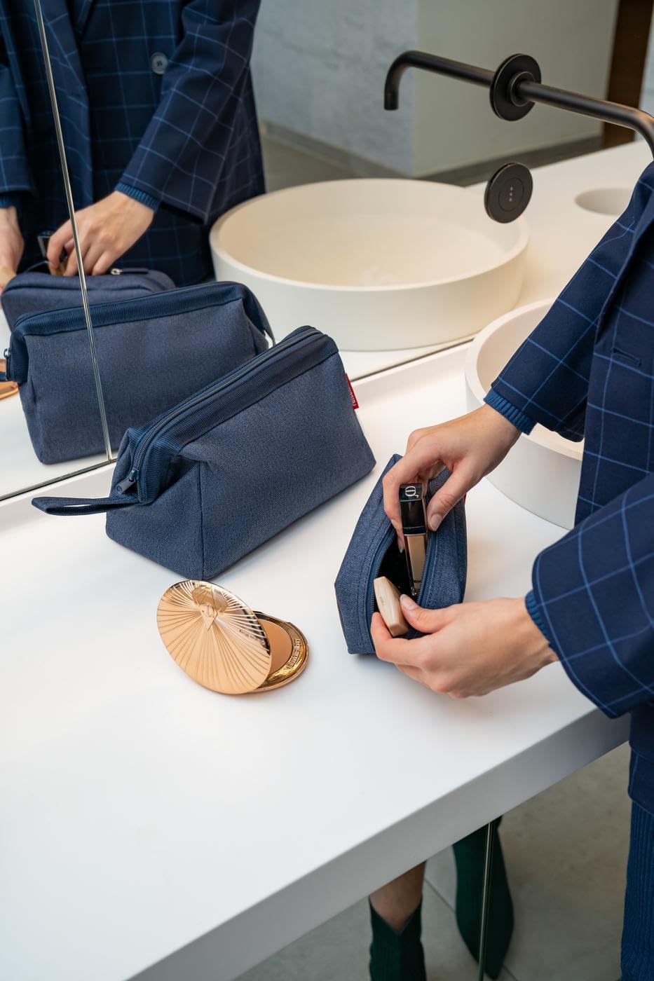 reisenthel travelcosmetic Strong Robust and Practical Travel Cosmetic Bag, Hand Strap, Water-Repellent Material, Glossy Dots Black, Einheitsgröße, Casual