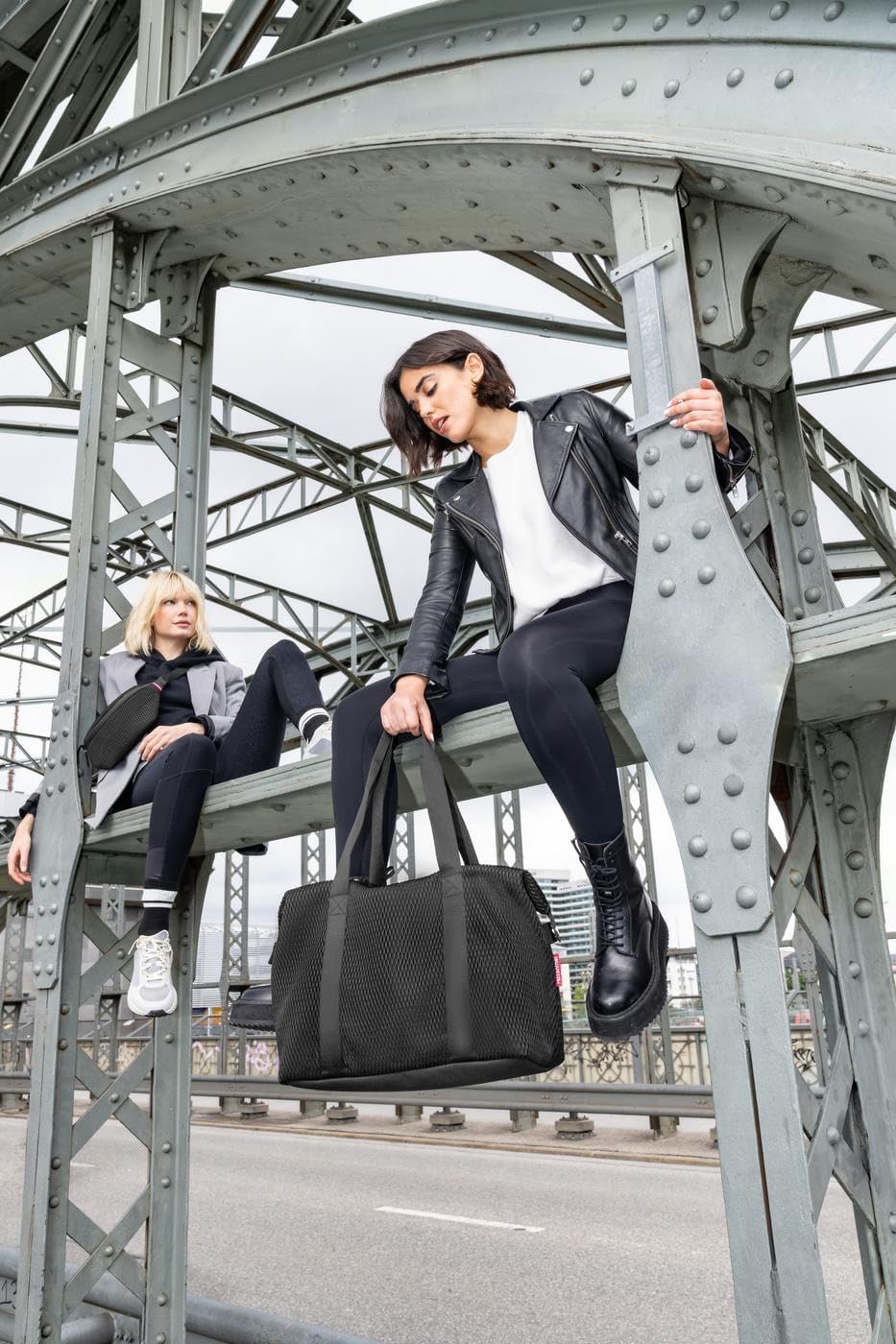 reisenthel Extralite Weekender L - Sports Bag, Travel Bag, Hand Luggage, Ryanair Approved, Extra Light 42L