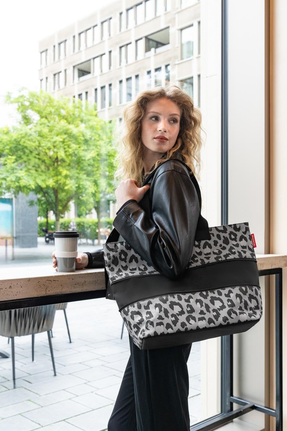 reisenthel Shopper E1 Glossy Dots Black, Daisy Blue