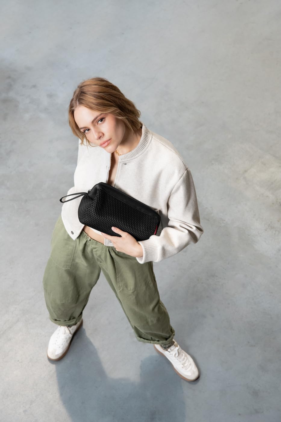 reisenthel travelcosmetic Strong Robust and Practical Travel Cosmetic Bag, Hand Strap, Water-Repellent Material, Glossy Dots Black, Einheitsgröße, Casual