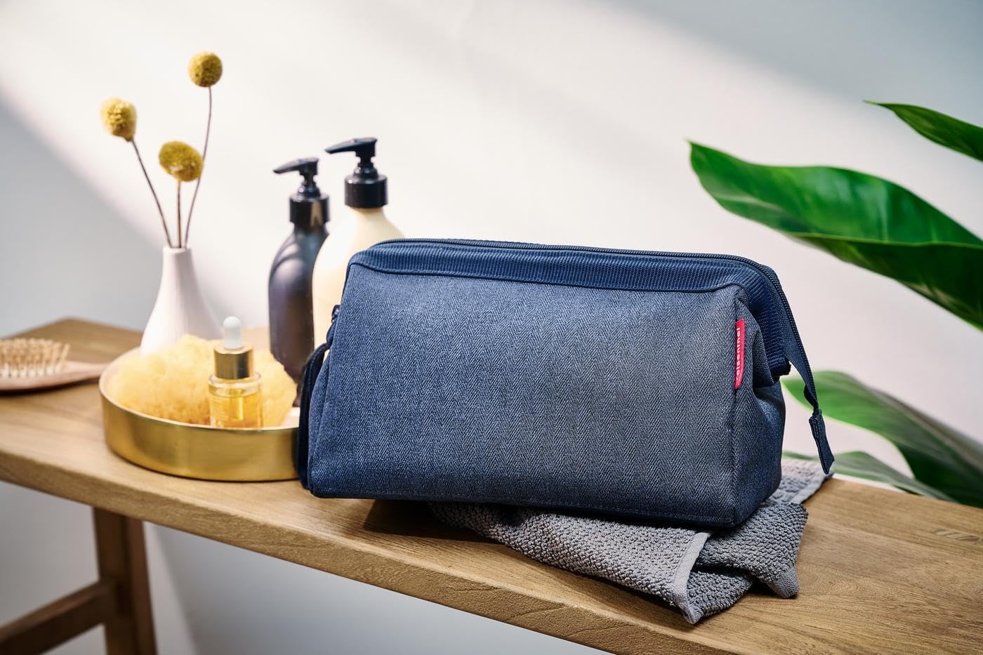 reisenthel travelcosmetic Strong Robust and Practical Travel Cosmetic Bag, Hand Strap, Water-Repellent Material, Glossy Dots Black, Einheitsgröße, Casual