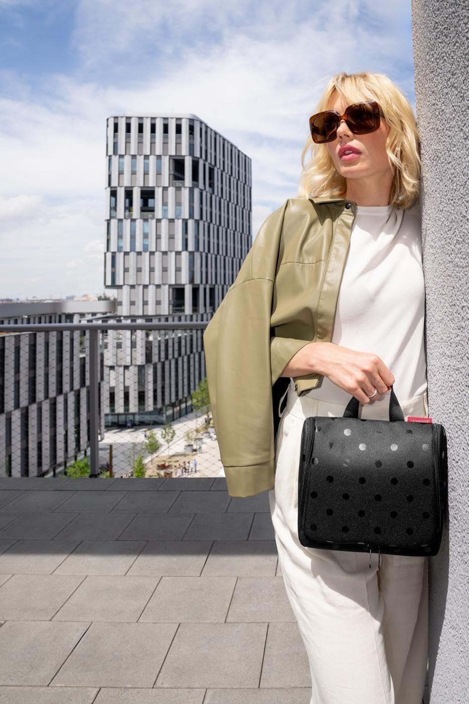 reisenthel Toiletbag XL Practical Toiletry Bag with Hook, Water-Repellent Material, Mesh black., 28 cm, Cosmetic bag