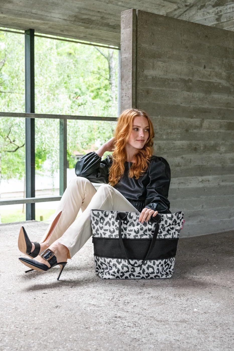 reisenthel Shopper E1 Glossy Dots Black, Daisy Blue