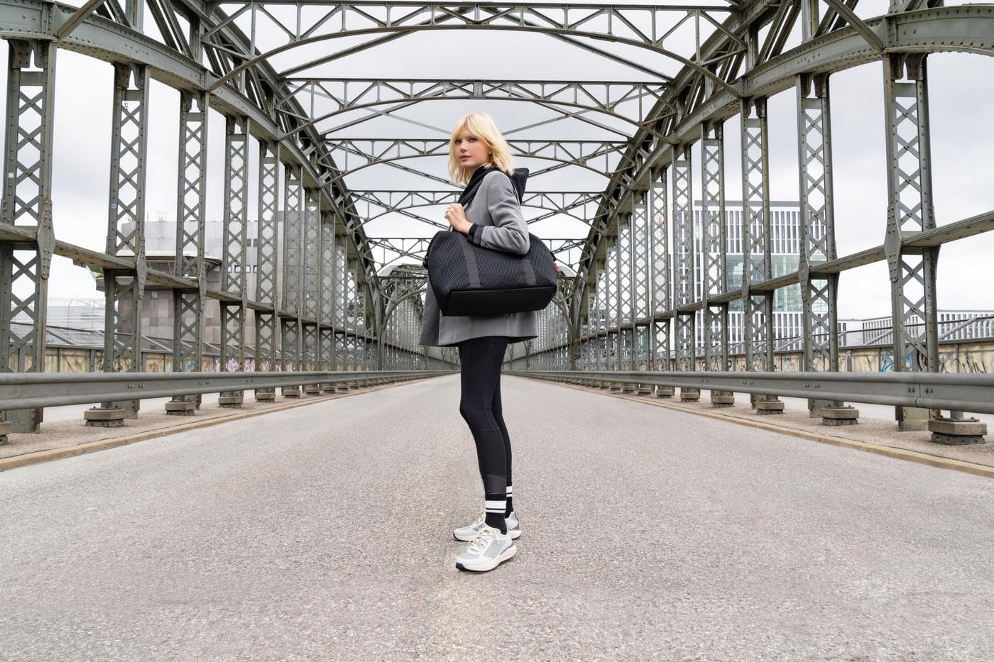 reisenthel Extralite Weekender L - Sports Bag, Travel Bag, Hand Luggage, Ryanair Approved, Extra Light 42L